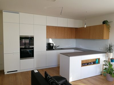 Kuchyně lak mat/dýha dub, pracovní deska laminátová