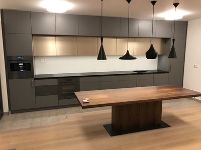 Kuchyně lak mat, pracovní deska kámen patina