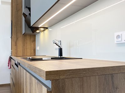 Kuchyně lamino dřevodekor, integrované úchytky