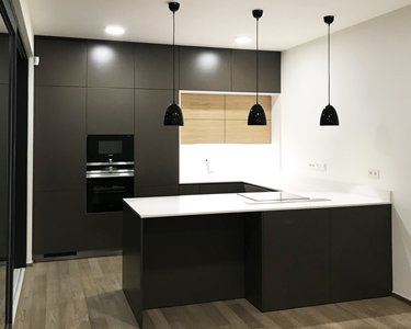 Kuchyně lak polomat, pracovní deska Technistone