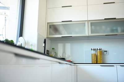 Kuchyně lak lesk, pracovní deska Compakt, kalené sklo