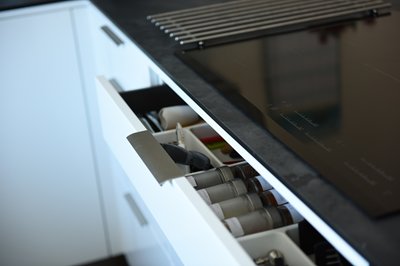 Detail - úchytka v hraně