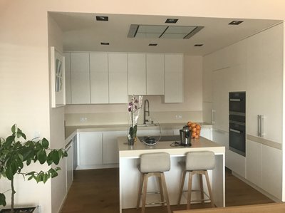 Kuchyně lak mat, pracovní deska Silestone