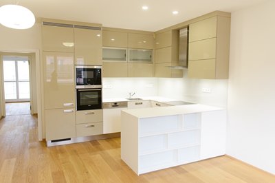 Kuchyně lak vysoký lesk, barva dle vzorkovníku NCS