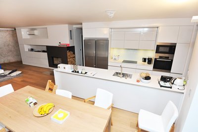 Kuchyně lak lesk, pracovní deska Technistone