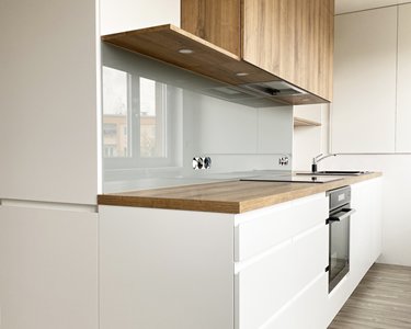 Kuchyně lak mat/lamino dřevodekor, pracovní deska laminátová