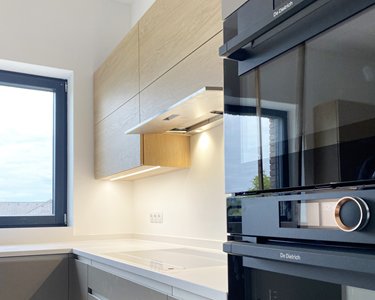 Kuchyně, dýha dub/lak mat, pracovní deska Technistone