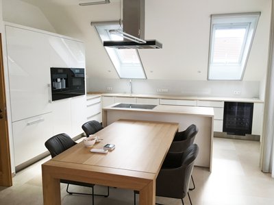 Kuchyně lak lesk, pracovní deska Keramika