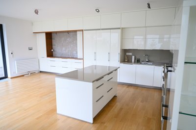 Kuchyně lak lesk, pracovní deska Technistone